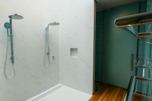 21 Shower room with skylight