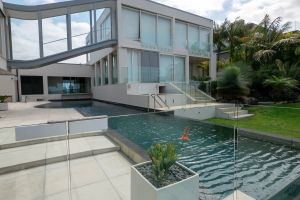 26 View of the second wing with skybrdige and pools.